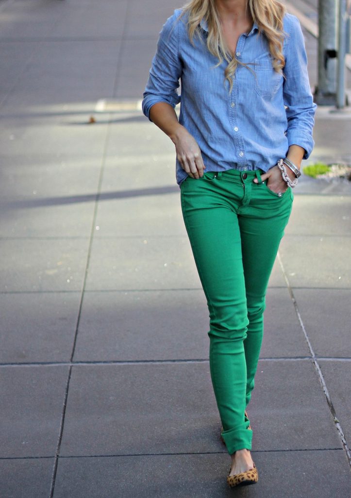 С чем носить зеленые брюки?