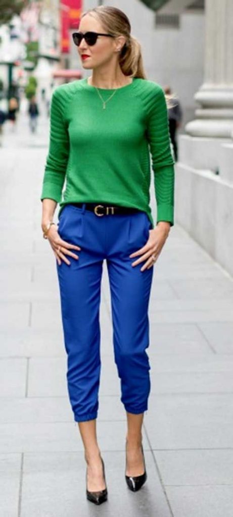 Co nosit s modrými kalhotami - trendy v roce 2023